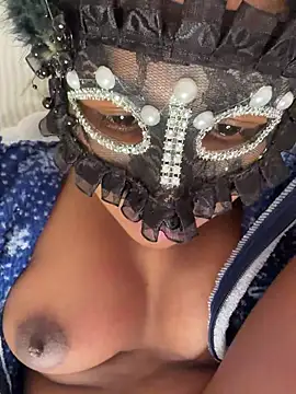 Bella Luna18 online show from November 24, 2025, 3:56 pm