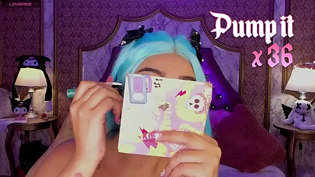 SoffiQueen online show from April 17, 2026, 3:26 pm