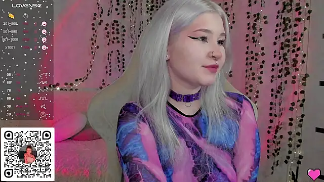 Snapshot of chillycharm chatting on December 30, 2024, 1:37 am chillycharm online show from December 30, 2024, 1:37 am