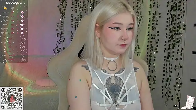 Snapshot of chillycharm chatting on February 7, 2025, 3:01 am chillycharm online show from February 7, 2025, 3:01 am