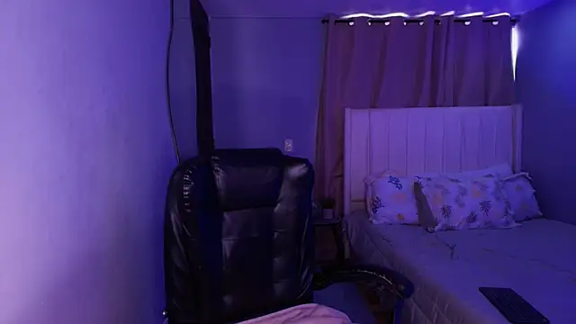 Shenoa1 online show from November 27, 2025, 1:13 pm