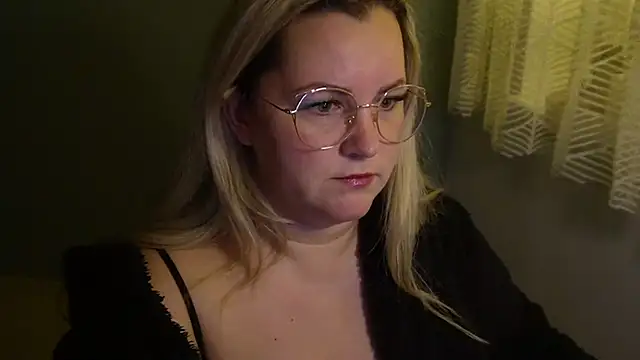 Snapshot of queenpeachi chatting on December 9, 2024, 5:52 pm queenpeachi online show from December 9, 2024, 5:52 pm