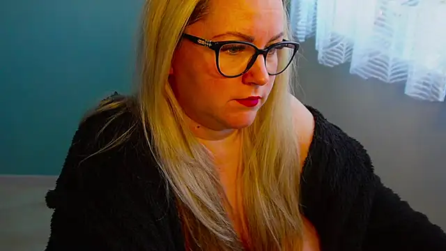 Snapshot of queenpeachi chatting on December 17, 2024, 10:12 am queenpeachi online show from December 17, 2024, 10:12 am