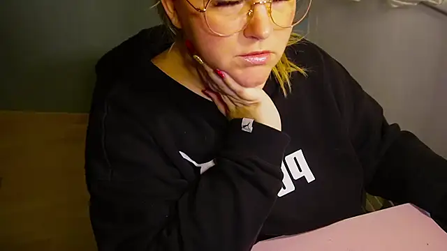 Snapshot of queenpeachi chatting on December 18, 2024, 5:21 pm queenpeachi online show from December 18, 2024, 5:21 pm