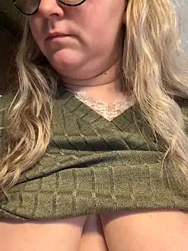 Snapshot of queenpeachi chatting on December 21, 2024, 6:30 am queenpeachi online show from December 21, 2024, 6:30 am