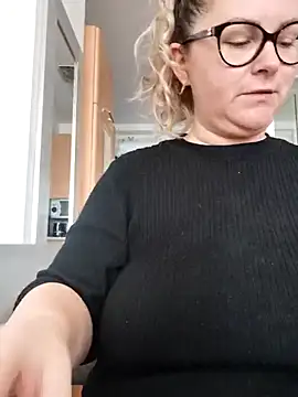 Snapshot of queenpeachi chatting on December 30, 2024, 8:32 am queenpeachi online show from December 30, 2024, 8:32 am