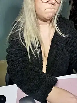 Snapshot of queenpeachi chatting on January 21, 2025, 3:43 pm queenpeachi online show from January 21, 2025, 3:43 pm