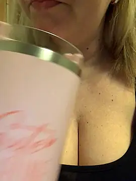 Snapshot of queenpeachi chatting on January 28, 2025, 5:22 am queenpeachi online show from January 28, 2025, 5:22 am