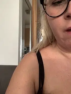 Snapshot of queenpeachi chatting on January 28, 2025, 1:59 pm queenpeachi online show from January 28, 2025, 1:59 pm