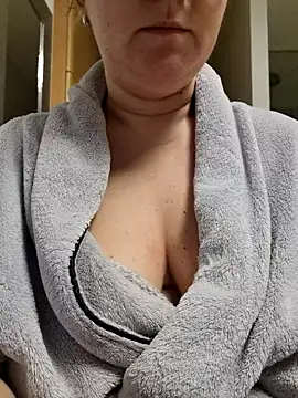 Snapshot of queenpeachi chatting on February 15, 2025, 5:51 am queenpeachi online show from February 15, 2025, 5:51 am