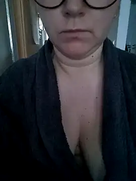 Snapshot of queenpeachi chatting on February 16, 2025, 6:32 am queenpeachi online show from February 16, 2025, 6:32 am