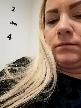 Snapshot of queenpeachi chatting on February 17, 2025, 5:14 am queenpeachi online show from February 17, 2025, 5:14 am