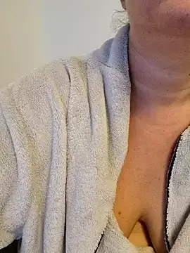 Snapshot of queenpeachi chatting on October 22, 2025, 6:24 am queenpeachi online show from October 22, 2025, 6:24 am