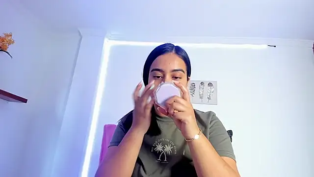 Snapshot of anniesweet- chatting on April 10, 2026, 1:16 pm anniesweet- online show from April 10, 2026, 1:16 pm