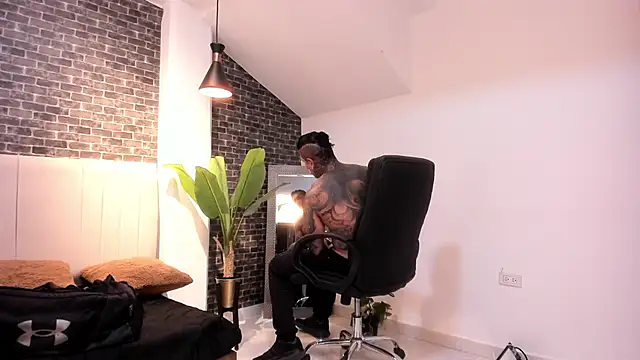 Dantesuarez28 online show from December 15, 2025, 12:42 pm