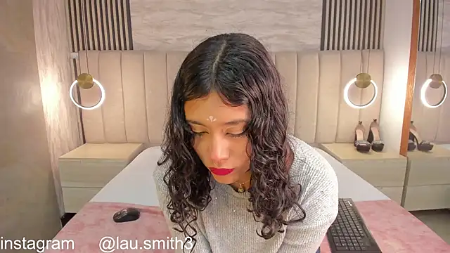 Snapshot of laura_smith33 chatting on December 19, 2025, 3:30 pm laura smith33 online show from December 19, 2025, 3:30 pm