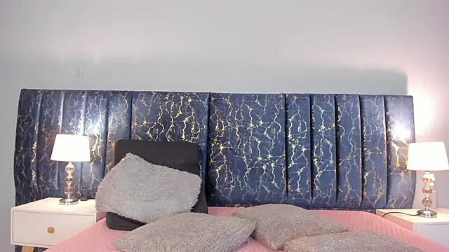 Sophia Lemos online show from October 16, 2025, 2:07 pm