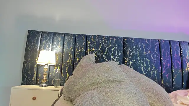 Sophia Lemos online show from December 4, 2025, 1:31 pm