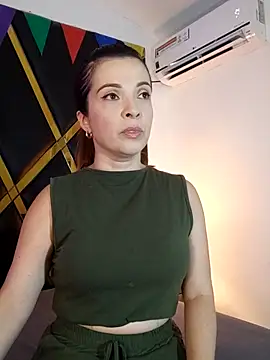 Adel Nesbiit online show from October 3, 2025, 7:44 pm