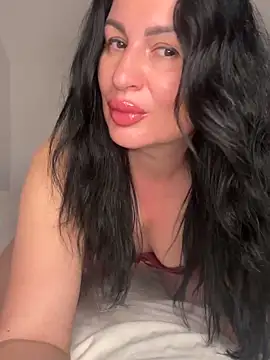 Helena7077 online show from April 18, 2026, 10:32 pm