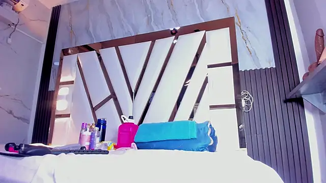 lola hornei online show from December 5, 2025, 2:25 pm