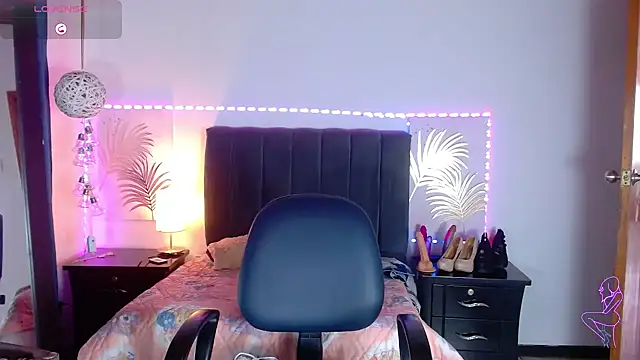 Julietacollins06 online show from February 13, 2025, 1:37 pm