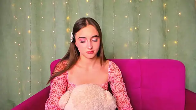 Snapshot of EvaLil chatting on December 9, 2024, 4:45 am EvaLil online show from December 9, 2024, 4:45 am