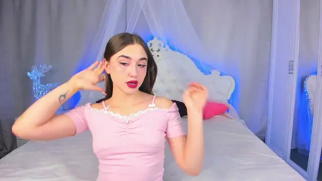 Snapshot of EvaLil chatting on February 18, 2025, 1:32 am EvaLil online show from February 18, 2025, 1:32 am