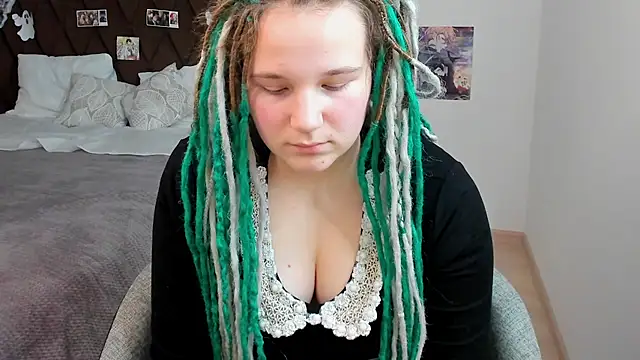 GloriaHylivi online show from December 19, 2024, 6:45 pm