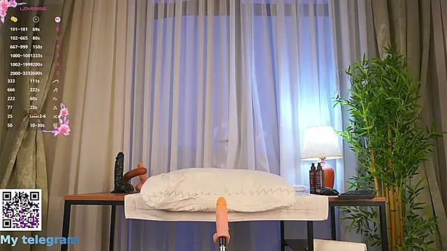 Snapshot of LynBardon chatting on December 1, 2025, 4:17 am LynBardon online show from December 1, 2025, 4:17 am