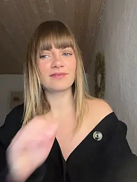 Snapshot of Milla__one chatting on December 17, 2024, 7:29 am Milla one online show from December 17, 2024, 7:29 am