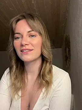 Snapshot of Milla__one chatting on February 20, 2025, 6:35 pm Milla one online show from February 20, 2025, 6:35 pm