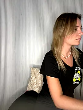 Snapshot of Milla__one chatting on November 7, 2025, 2:06 pm Milla one online show from November 7, 2025, 2:06 pm