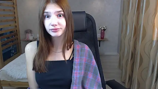 Snapshot of AnaHoney chatting on September 10, 2025, 1:05 am AnaHoney online show from September 10, 2025, 1:05 am