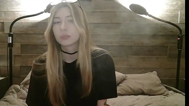 ErikaShyy online show from December 1, 2025, 11:15 am