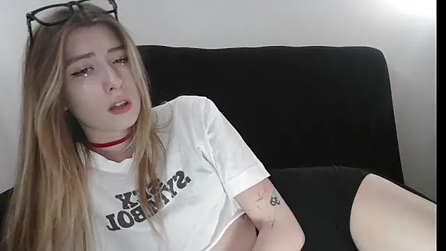 ErikaShyy online show from June 4, 2026, 11:49 am