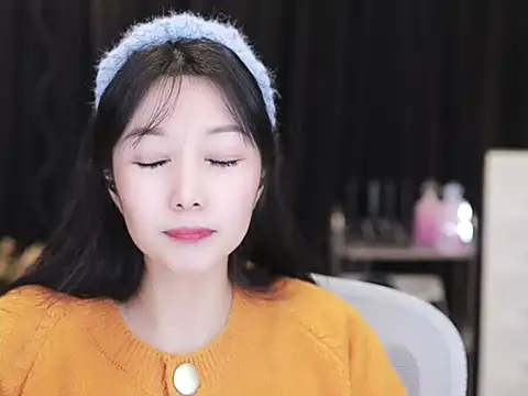 Nuyoah-77 online show from December 1, 2025, 2:44 pm