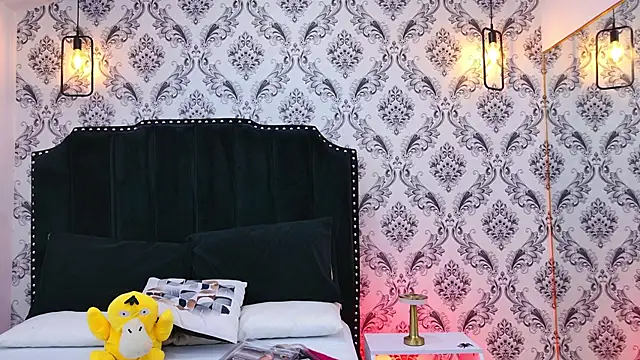 SaaraBrown online show from November 3, 2025, 12:06 pm