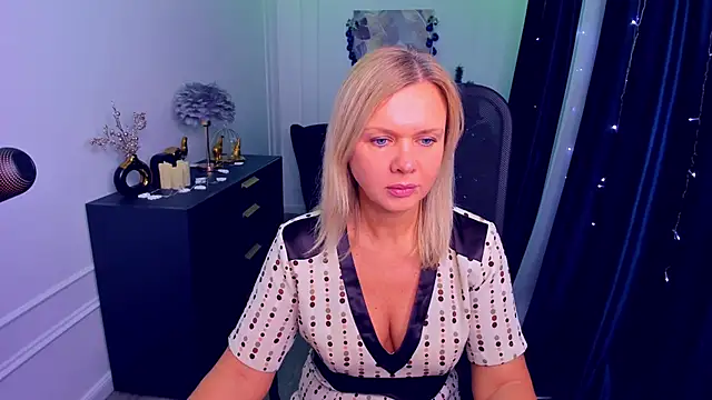 AgathaKlouin online show from December 21, 2025, 7:10 pm