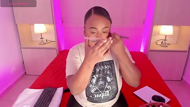 EmilyyStuart online show from March 19, 2026, 3:43 am