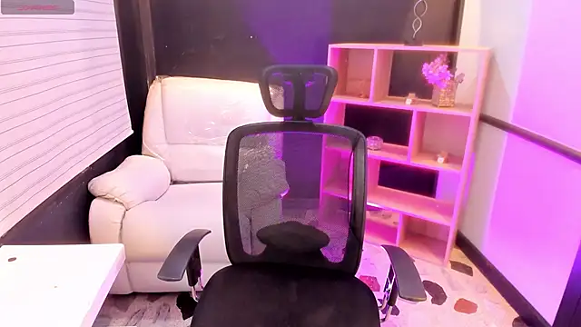 Snapshot of EmySilver chatting on December 6, 2024, 2:17 pm EmySilver online show from December 6, 2024, 2:17 pm