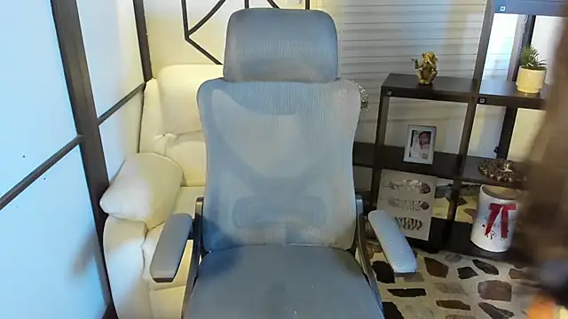 Snapshot of EmySilver chatting on February 7, 2025, 7:38 pm EmySilver online show from February 7, 2025, 7:38 pm