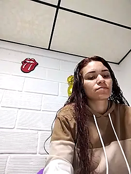 caroline0997 online show from February 13, 2025, 1:15 pm