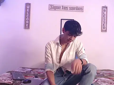 Snapshot of harrytomson_1 chatting on January 21, 2025, 10:30 pm harrytomson 1 online show from January 21, 2025, 10:30 pm