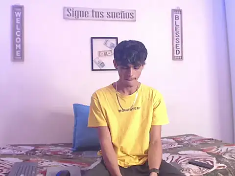 Snapshot of harrytomson_1 chatting on January 27, 2025, 4:30 am harrytomson 1 online show from January 27, 2025, 4:30 am