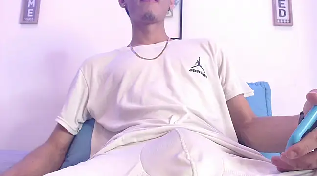 Snapshot of harrytomson_1 chatting on February 22, 2025, 8:31 pm harrytomson 1 online show from February 22, 2025, 8:31 pm