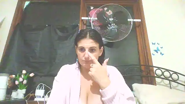 Snapshot of Clarissaroseyplus1 chatting on February 25, 2026, 8:18 pm Clarissaroseyplus1 online show from February 25, 2026, 8:18 pm