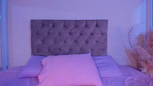 zoe roux21 online show from October 15, 2025, 3:06 am