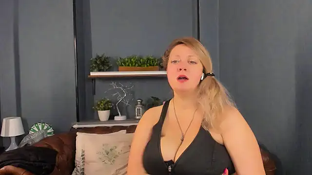 JesiaFoxi online show from November 12, 2025, 1:22 pm