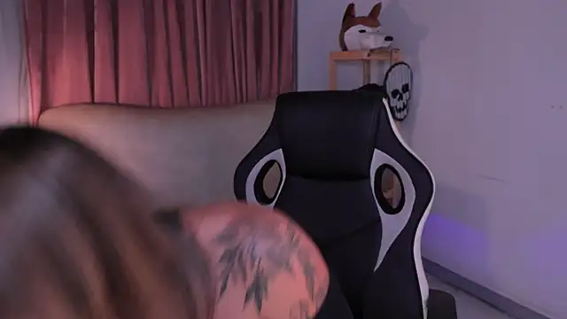 ashleyvalirya online show from October 23, 2025, 4:01 am